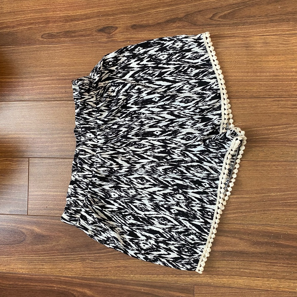 Adorable black/white poly Fabric Shorts, small, trim accent. no wrinkle - Picture 1 of 3